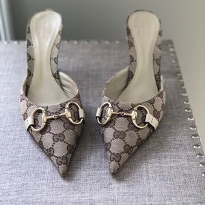 Traditional monogrammed Gucci pointed toe heels